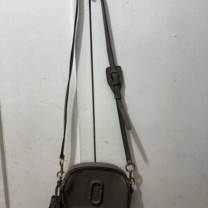 Marc Jacobs Shutter Leather Crossbody	in Taupe